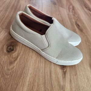 American Eagle Outfitters Cream Slip-On Flats
